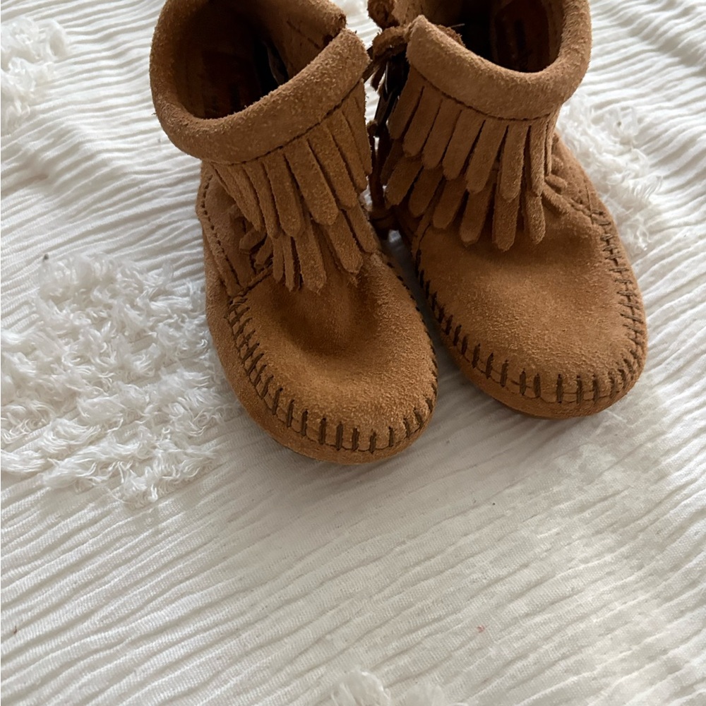 Minnetonka Kids Moccasins in Tan Suede